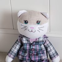 Мягкая льняная игрушка Котик в костюм...