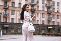 Бежевый костюм в офис