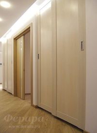 Встроенный шкаф-купе с подвесными фас...